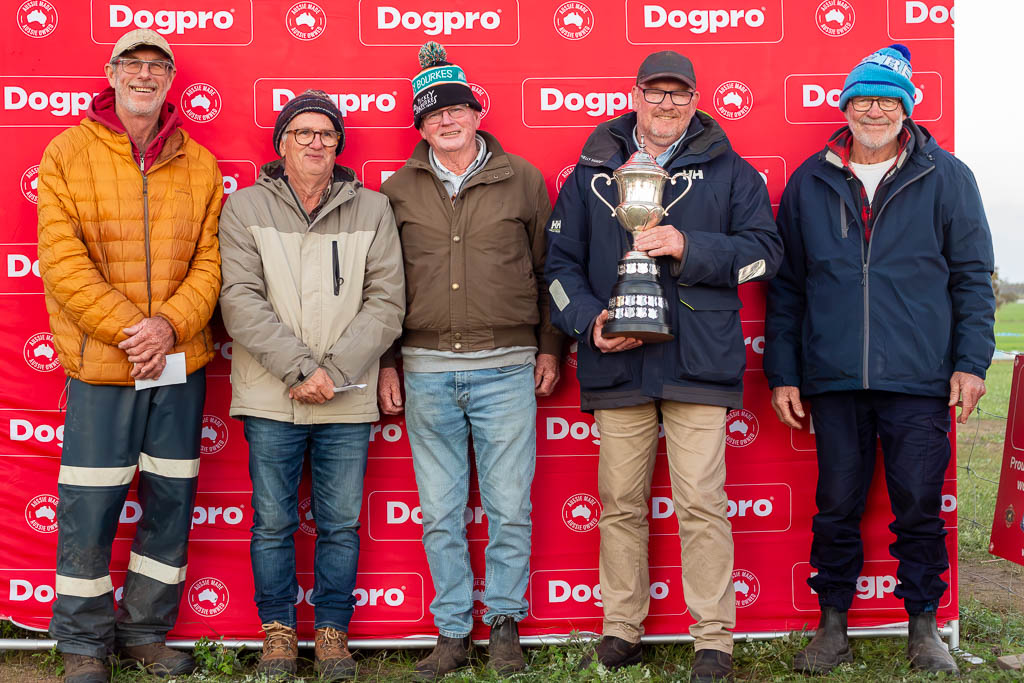 Open - Gordon Curtis (Binnaburra Marvin 4th), Peter Doherty (Ramulam Cork 5th), Len Morton (Perangery Maudie 2nd), Simon Leaning (Marionvale Di 1st & Marionvale Woody 3rd), presented by President Rod Forsyth.